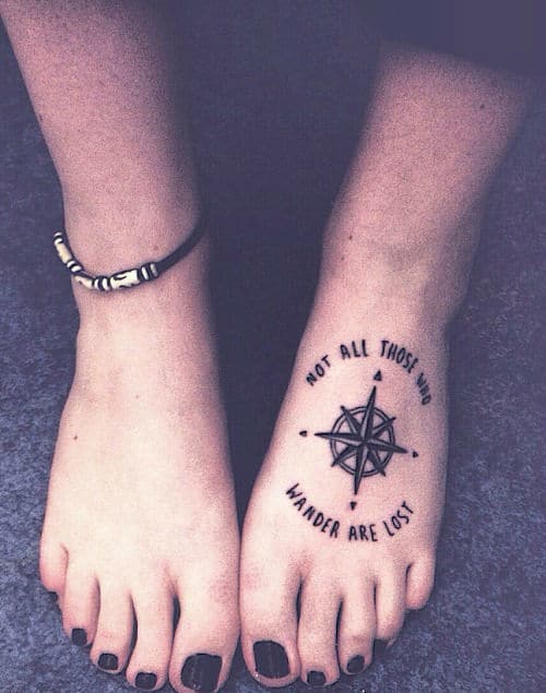 Un tatouage d'un compas sur le pied pour ne pas perdre son chemin