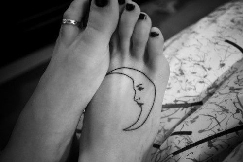 Un tatouage d'un croissant de lune