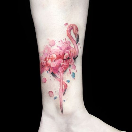 Tatouage de jambe de flamant botanique