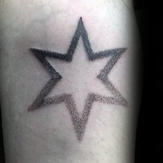 Tatouage étoile à six branches monochrome