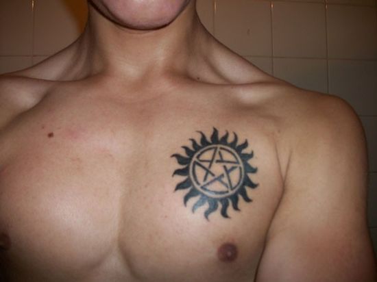 Tatouage homme 5 étoiles au soleil