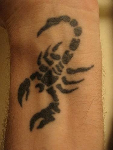 Tatouage au poignet Scorpion