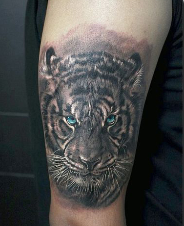 Homme de tatouage de tigre chinois