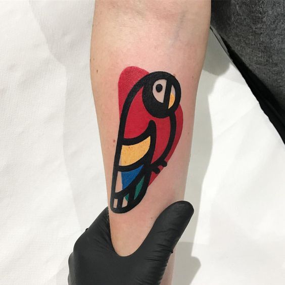 Tatouage avant-bras oiseau technicolor