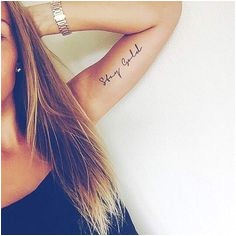 Femme tatouage citation phrase tatouage sur le bras