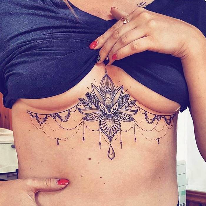 Tatouage femme sous les seins mandala