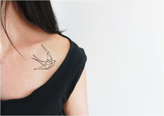 2 tatouages ​​temporaires d'une hirondelle loin du tatouage sensuel et féminin d'un origami
