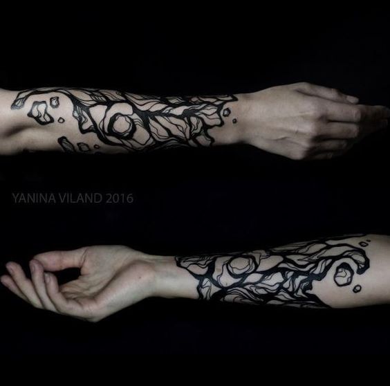 Tatouage avant-bras abstrait Blackwork