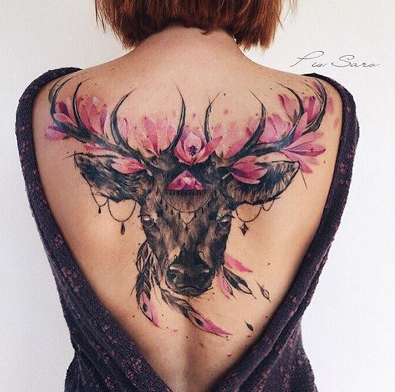 Cerf floral avec tatouage dos plume