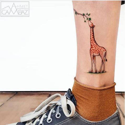 Tatouage de jambe de girafe affamée
