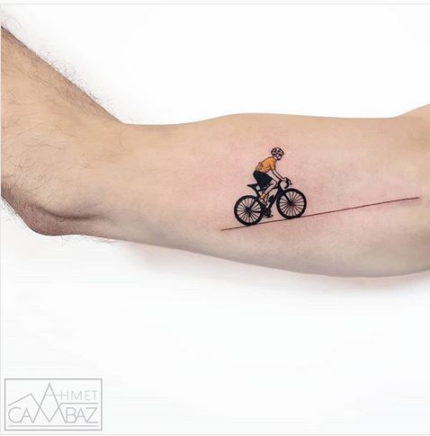 Le tatouage du bras du cycliste