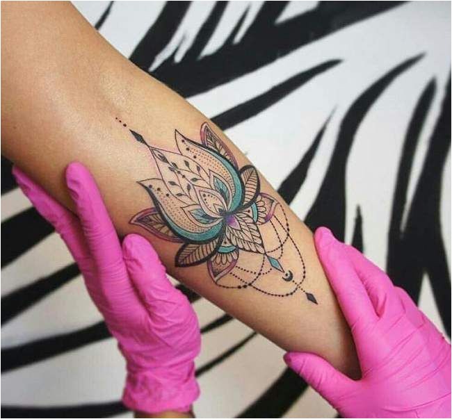 Dotwork Lotus Flower Tattoo sur le bras