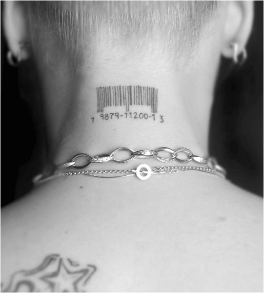 Sur le cou, un tatouage du code à barres 1 9879 1 3 La signification de ce tatouage est la suivante: le 1 au début et le 3 à la fin forment un