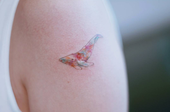 Tatouage de bras de baleine aquarelle
