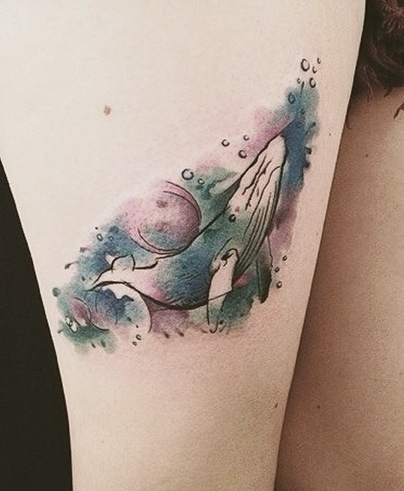 tatouage de cuisse de baleine aquarelle
