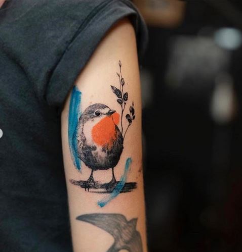Coups de pinceau et tatouage de bras d'oiseau