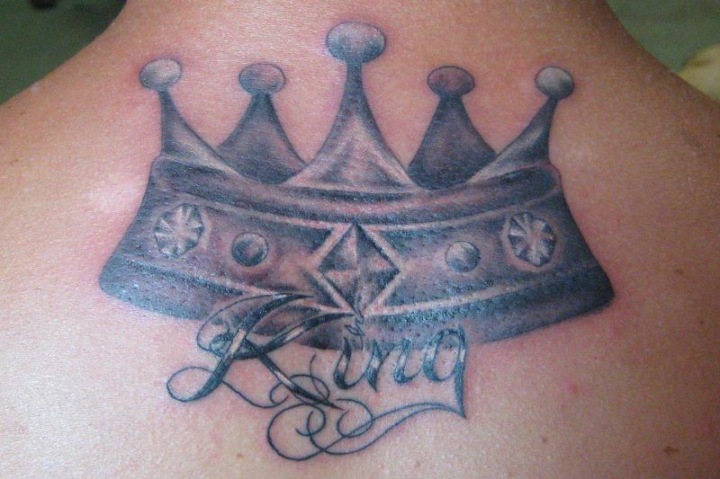 tatouage couronne royale sur le haut du dos