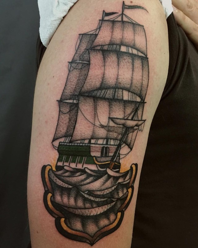 tatouage de navire de style traditionnel al garçon
